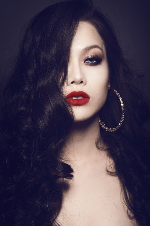 Nhật Kim Anh gợi cảm phong cách Tây cổ điển